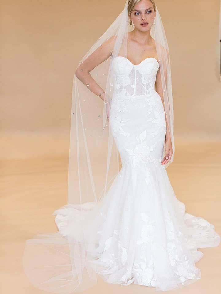 OTTILINE KATHEDRAALSLUIER MET WATERVALLENDE REGENDRUPPELKRISTALLEN voor wholesale door Brides & Hairpins