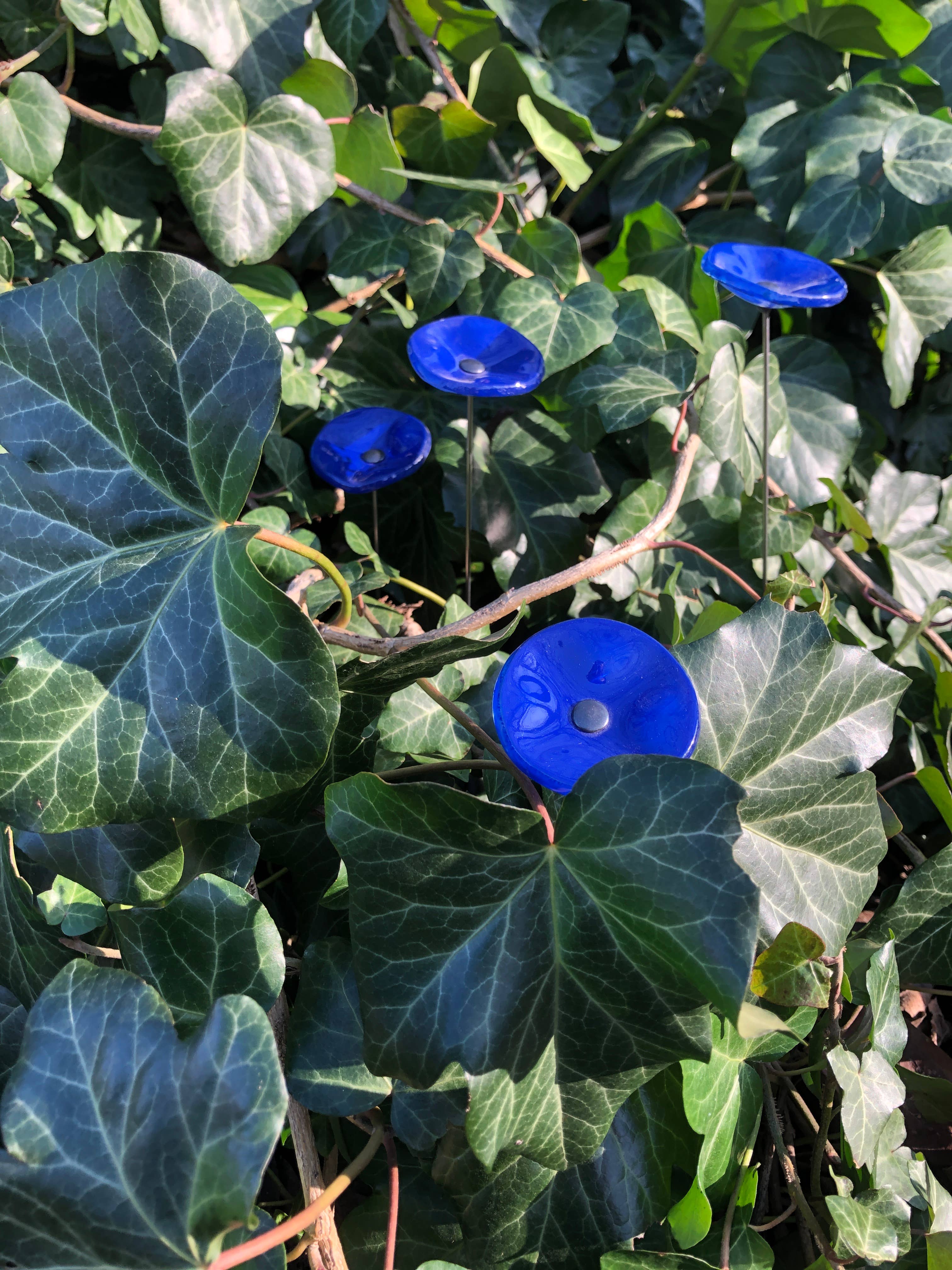 CARNEOL GLASS - Wholesale Garden/Lawn Stake - Small Glass Flower For Outside In L.Blue22