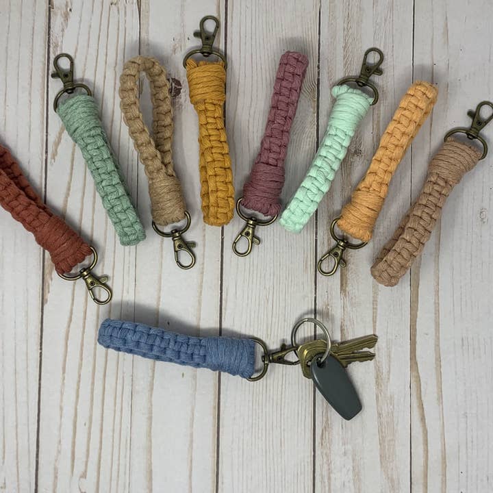 Mini bracelet porte-clés en macramé pour la vente par Cozy Rose Collective