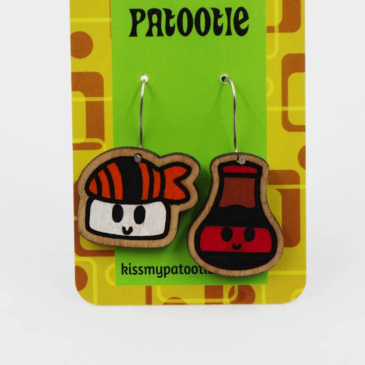 Houten oorbellen met sushi en sojasaus voor wholesale door Kiss My Patootie