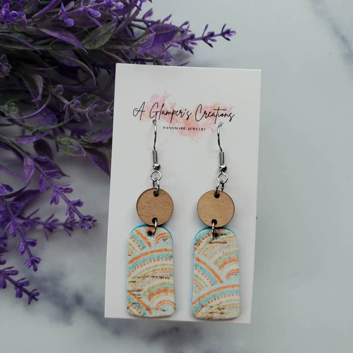 Orecchini pendenti Boho Arches in legno e pelle per la vendita all'ingrosso da parte di A Glamper's Creations LLC