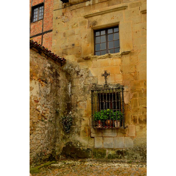 Fenêtre de Santillana Del Mar, Espagne, impression verticale sur métal pour la vente par Tocquigny Travel Photography