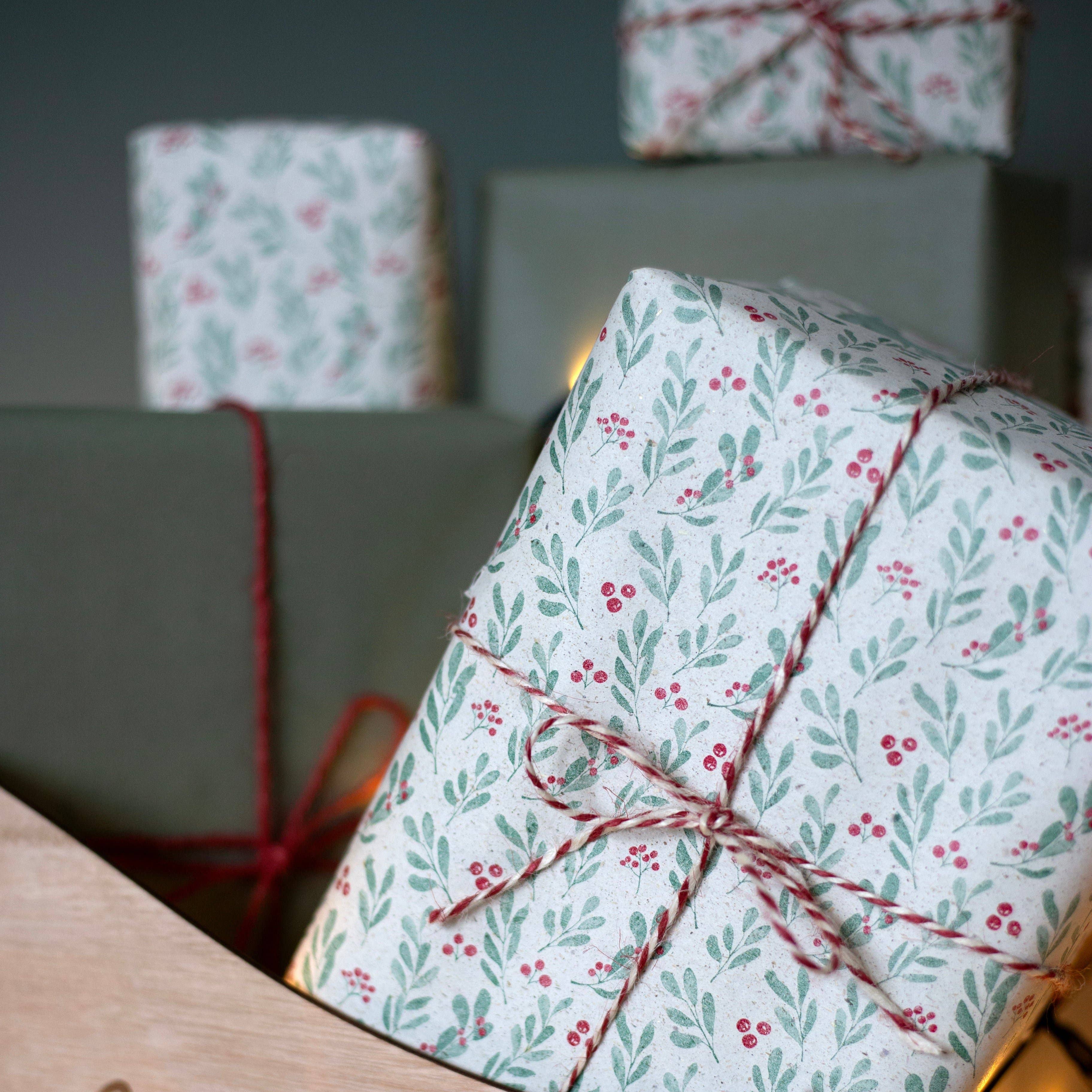 Cascayde - Wholesale Wrapping Paper Roll - 5m roll of Festive Mistletoe Recycled Wrapping Paper 1