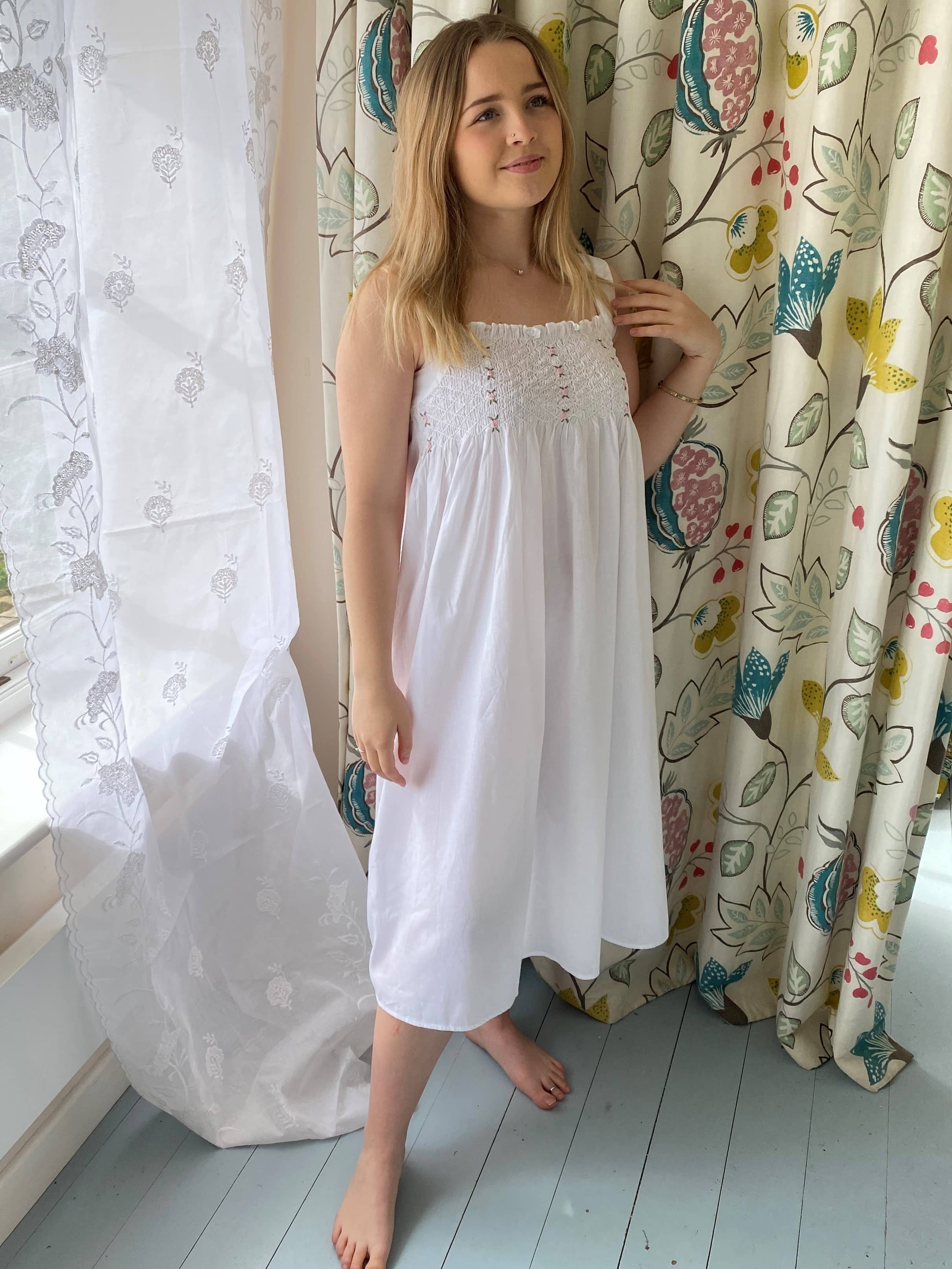 English Rose Linens – Engroshandel Natkjole - Dame – Nightie med smukke rosa roseknopper i bomuld3