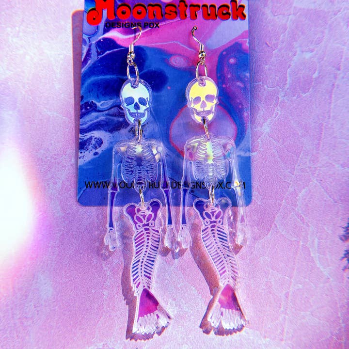 Moonstruck Designs PDX – Brincos de argola por atacado – Brincos de esqueleto de sereia - Halloween Iridescente Espelhado Espelhado Spooky Hallows Eve Mer Skull Undead Leve Hipoalergênico Refletor Espelhado para Festa Rave Festival