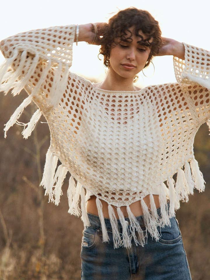 Pull en résille à col bateau avec franges pour la vente par Mello.