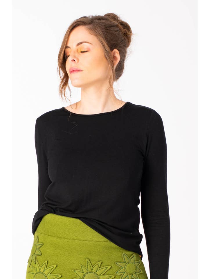 Mamatayoe – Blusa - Mulher por atacado – Blusa preta de manga longa com detalhes bordados1