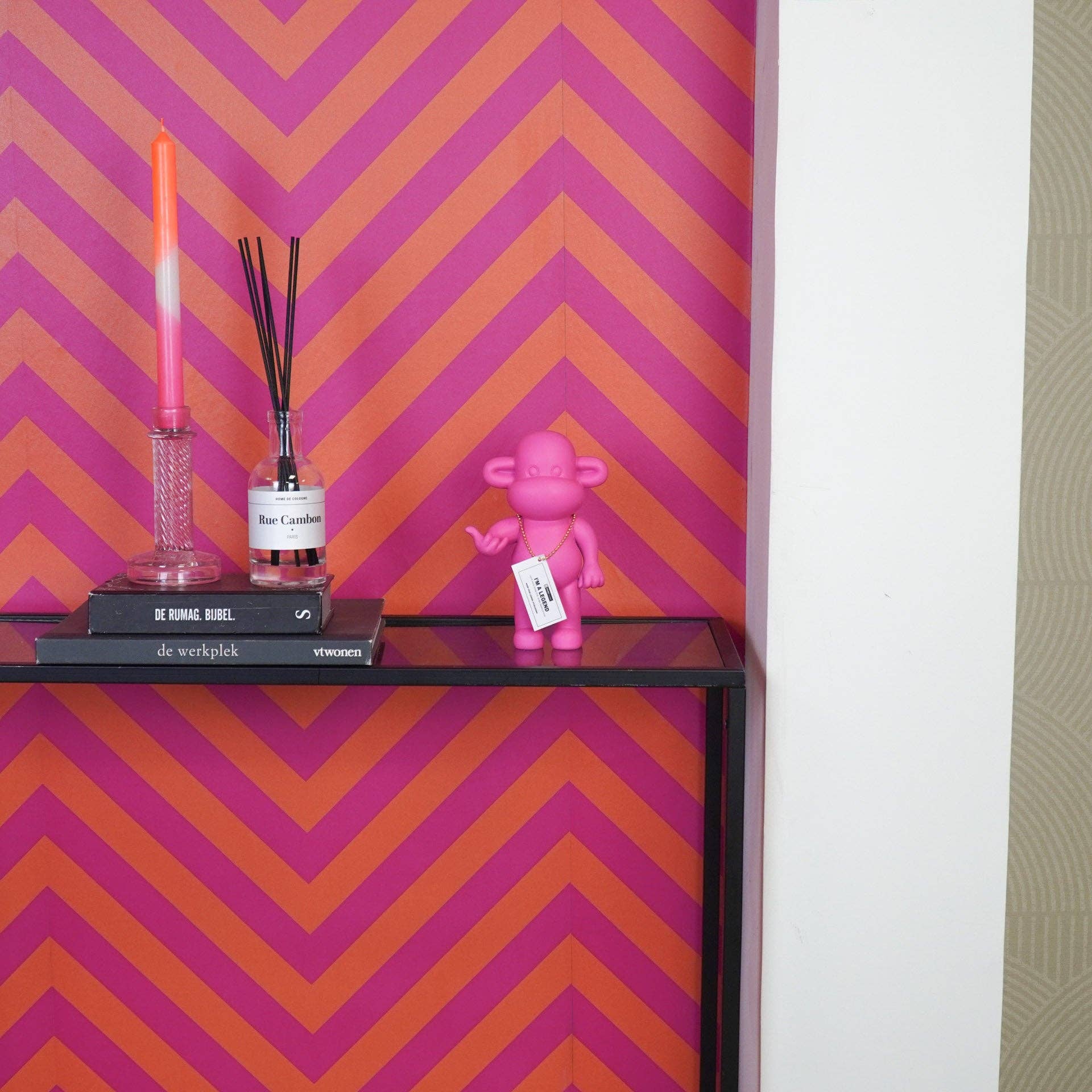 Housevitamin bv - Vente Figurine décorative - Ornement - Figurine singe « The Legend » en polyrésine rose - 11x7x19 cm1