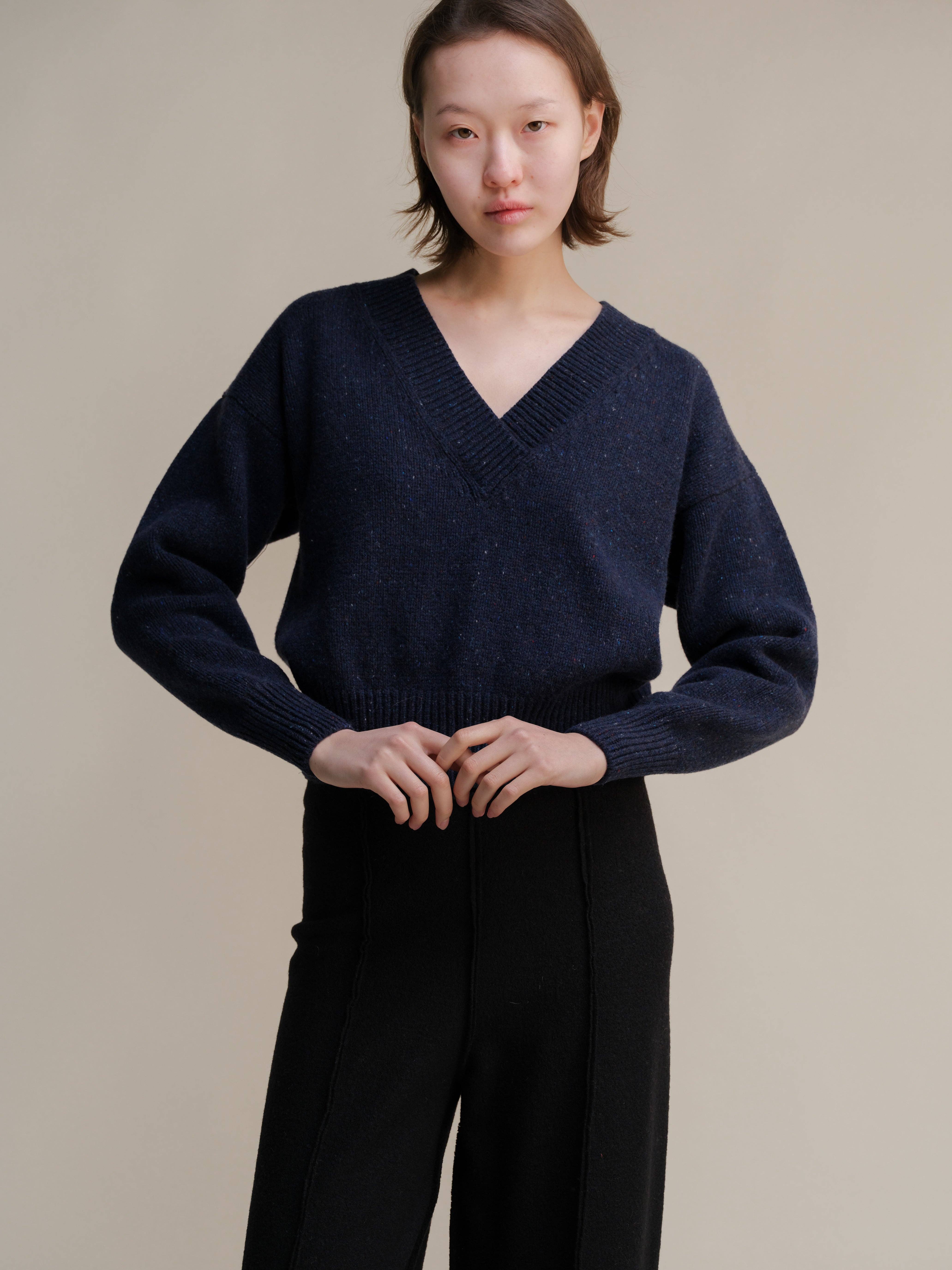 Lèmme – wholesale Knitted jumper – Women′s – Tweed Cropped Double V-Neck Sweater9