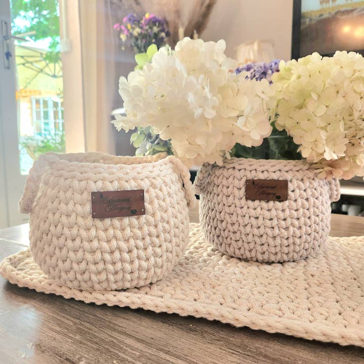 Blomsterpotte med spyd i hæklet bomuldsgarn for engroshandel hos Naturalmarjory