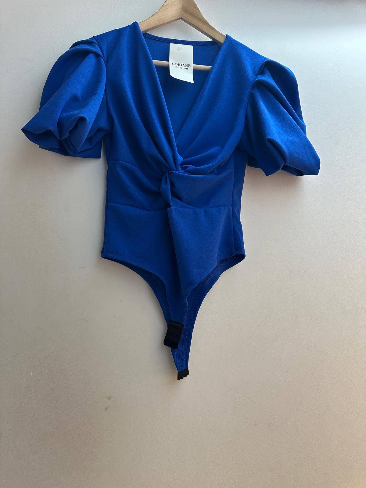 LORIANE – Großhandel Body – Damen – LORIANE Body mit Puffärmeln und V-Ausschnitt0