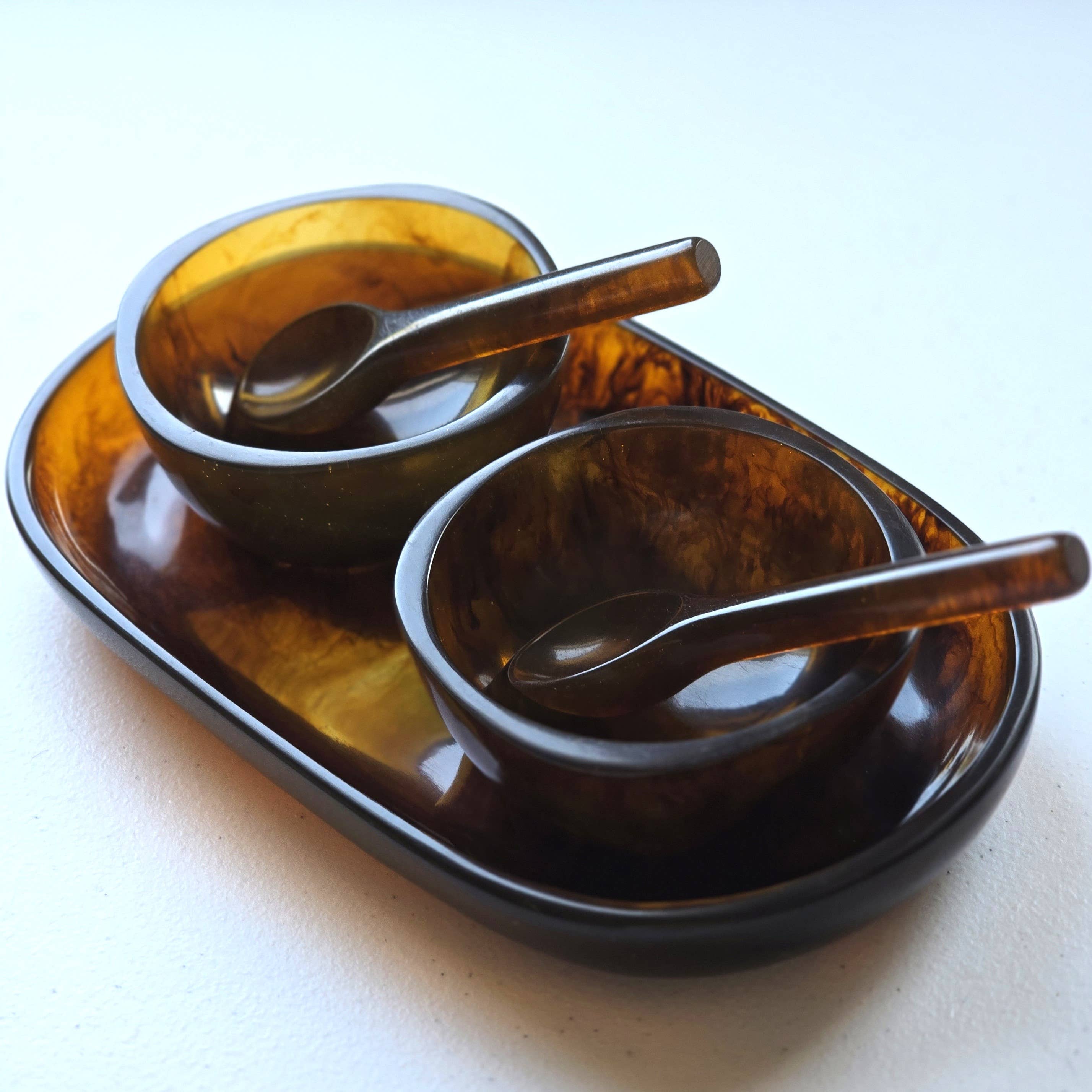 Gibb & Daan – Engroshandel Serveringsbakke – Lille serveringsbakke med 2 skåle og skeer - Håndhældt harpiks63