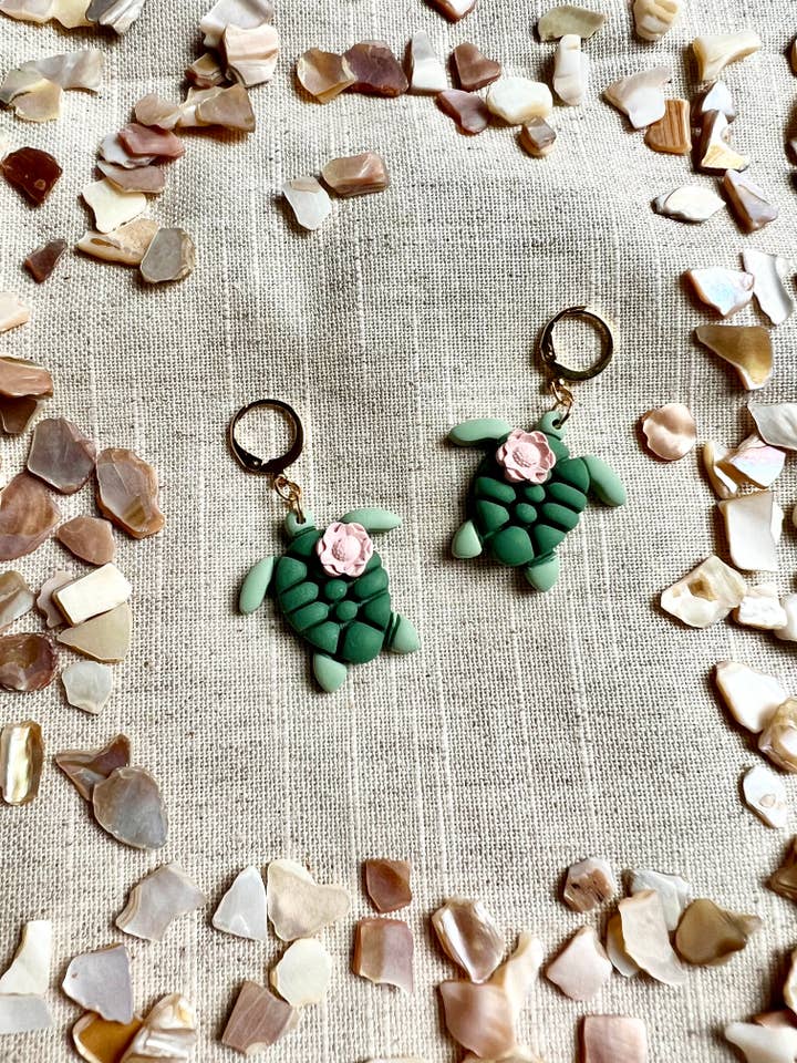 Sea Turtle Huggies | Boucles d'oreilles en pâte polymère pour la vente par Little Calico Clay