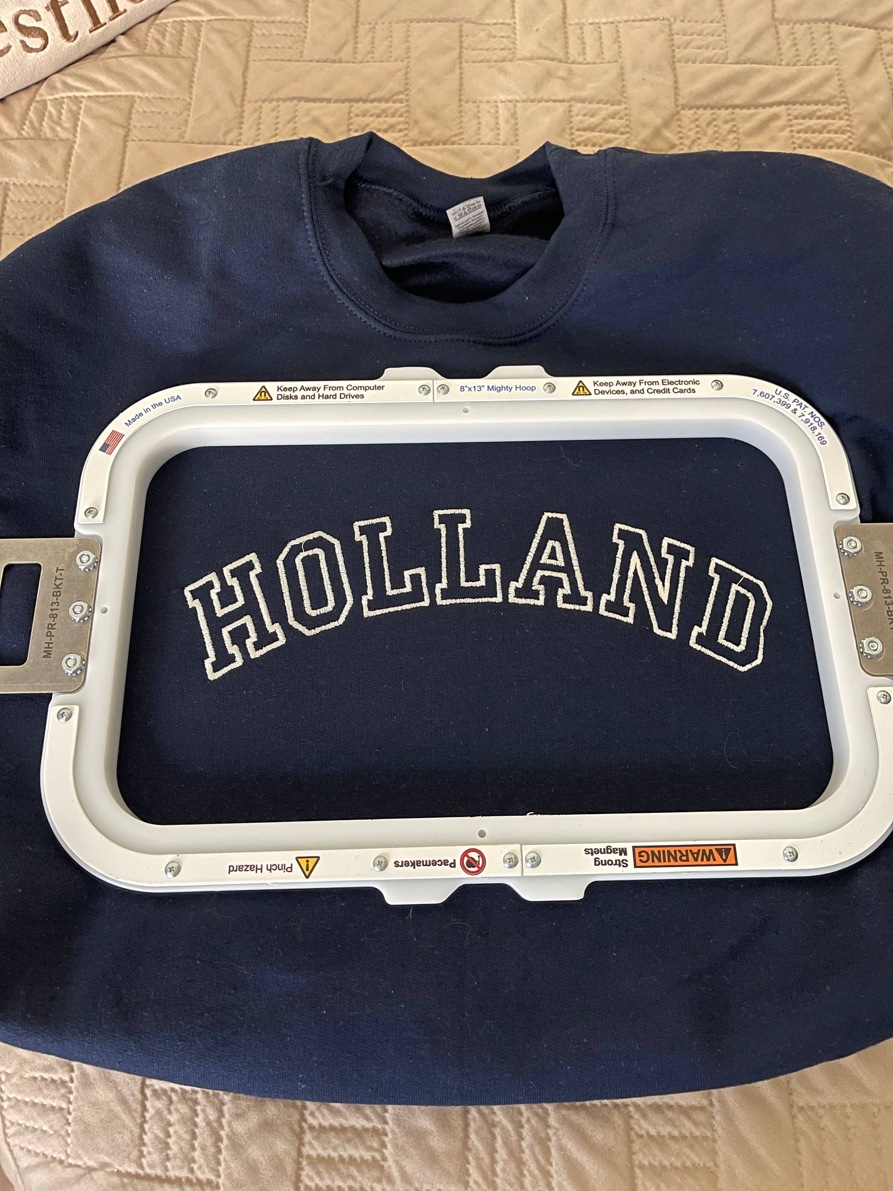 Buleana Boutique and Textiles LLC – wholesale Sweatshirt - Dam – Cool moster broderade crewneck tröjor unisex10