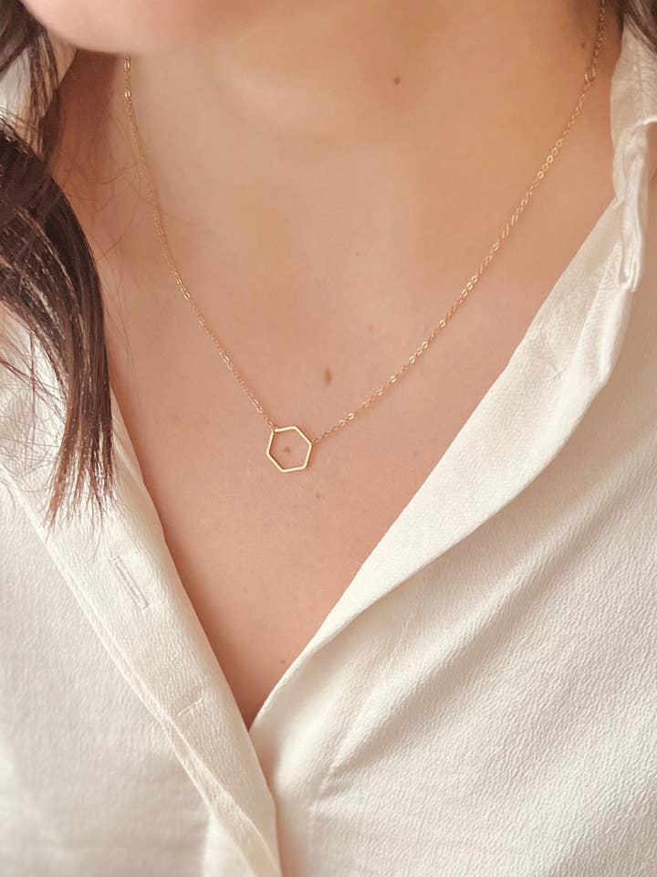 Delikat och bohemisk halsband med guldfärgad hexagon för wholesale av terracottaandsun