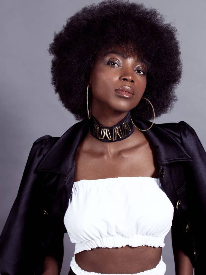 Collar Tougban negro de la colección Yèkè Yèkè para venta al por mayor de Tougban