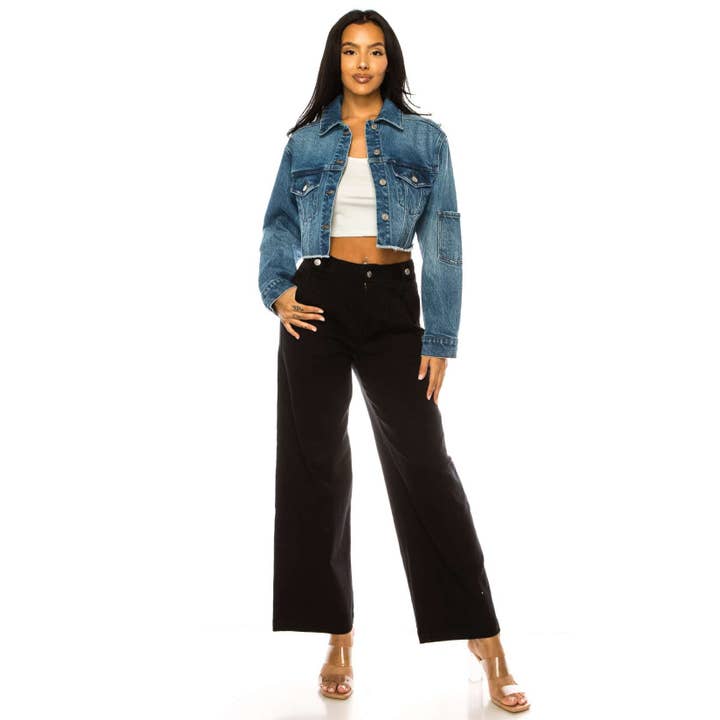 VESTE COURTE EN JEAN DE COULEUR MOYENNE À BORDS BRUTS pour la vente par MINED BY