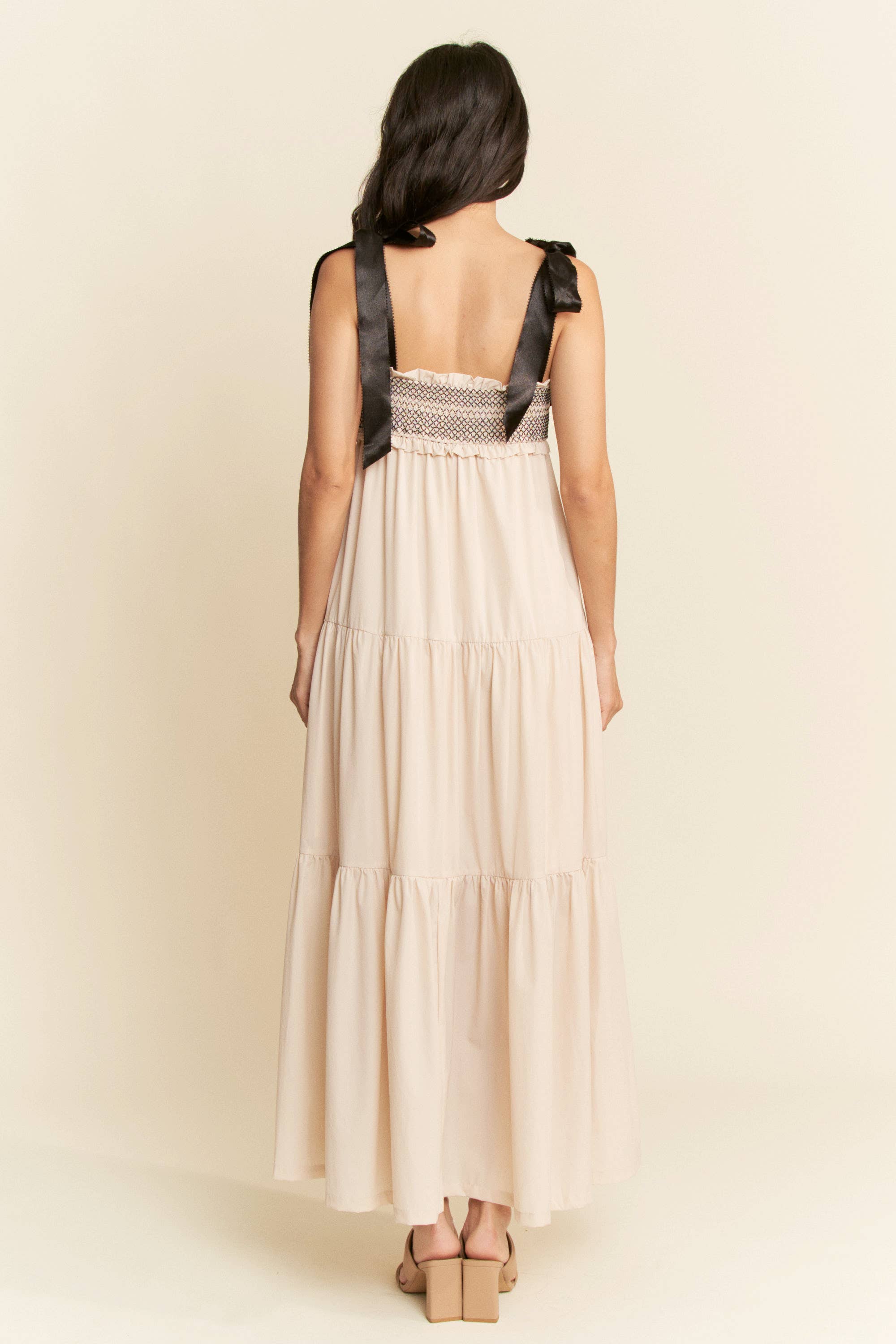 Beige MAXIKJOLE MED FLERE KONTRASTER MED SMOCKET BODICE STROPPER for engroshandel på Faire3