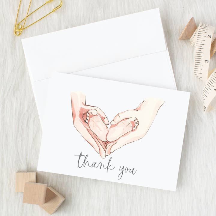 Tarjetas de agradecimiento para baby shower, mamá sosteniendo los pies del bebé para venta al por mayor de Designing Moments