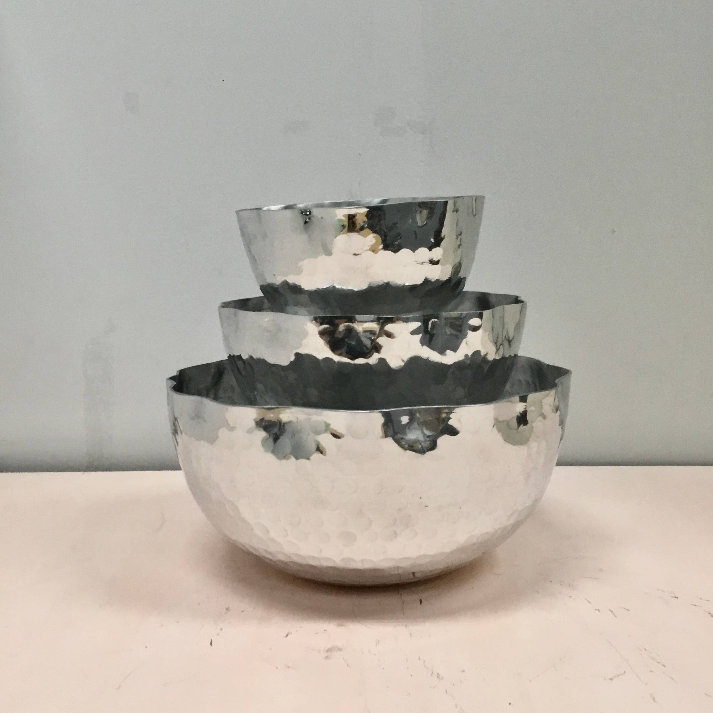 India Handicrafts Inc – wholesale Decorative plate/dish/bowl – Hammered Aluminum Petal Bowls S/37