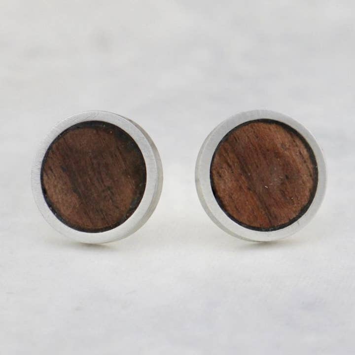 Orecchini in acciaio e noce per la vendita all'ingrosso da parte di Mathieu Blanchard