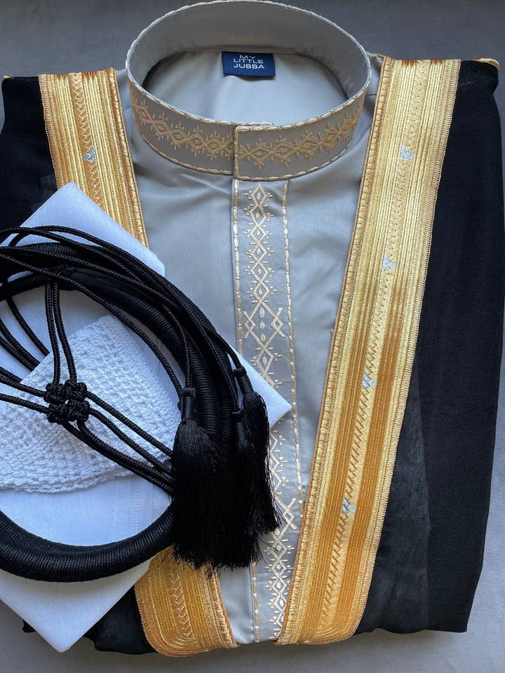 Graues Thobe mit Goldstickerei für Herren, 5-teiliges Set für den Großhandel von MY LITTLE JUBBA