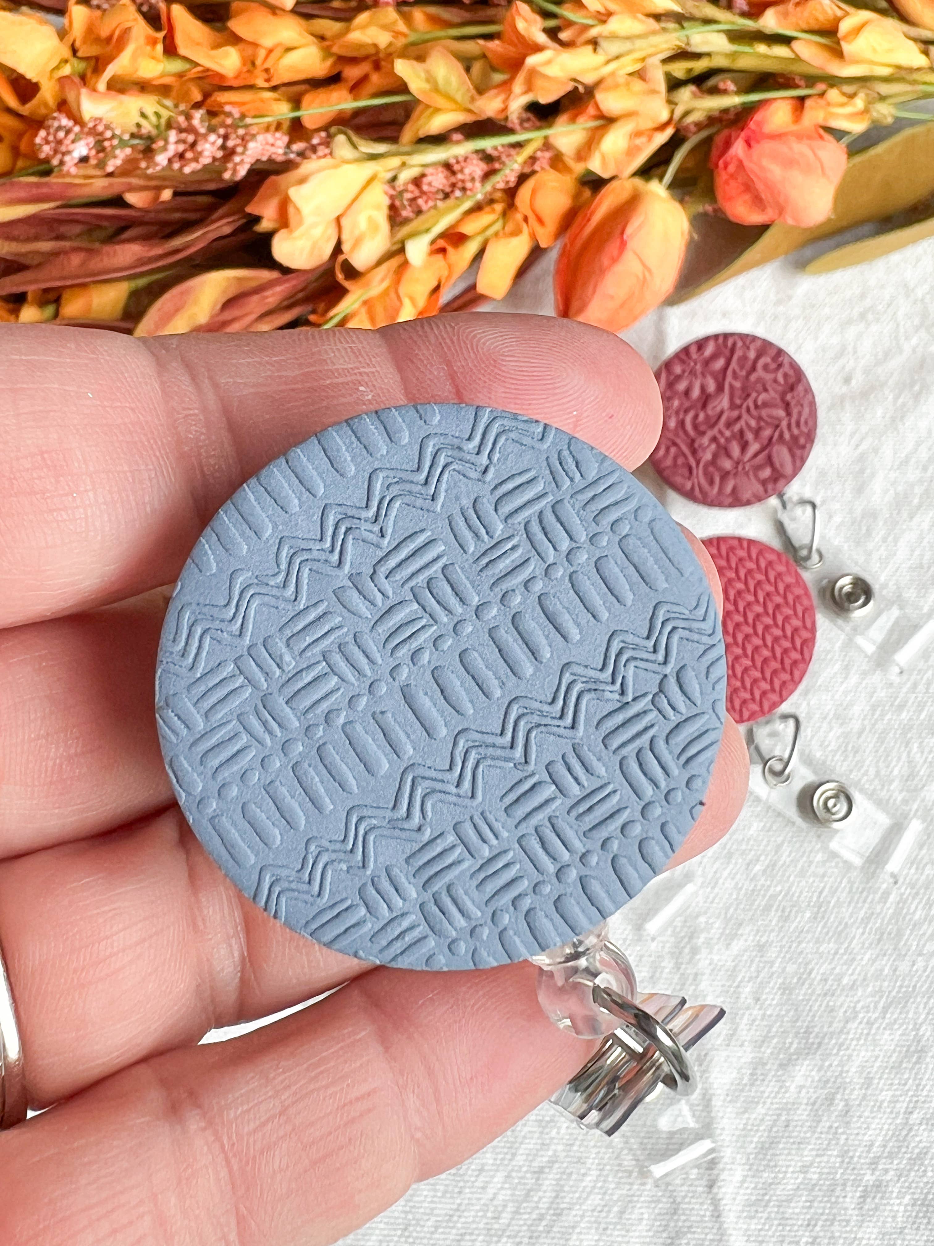 Morning Dew Designs - Vente Accessoire de badge – femme - Badges d'identification pour infirmières/enseignantes en argile polymère texturée et colorée5