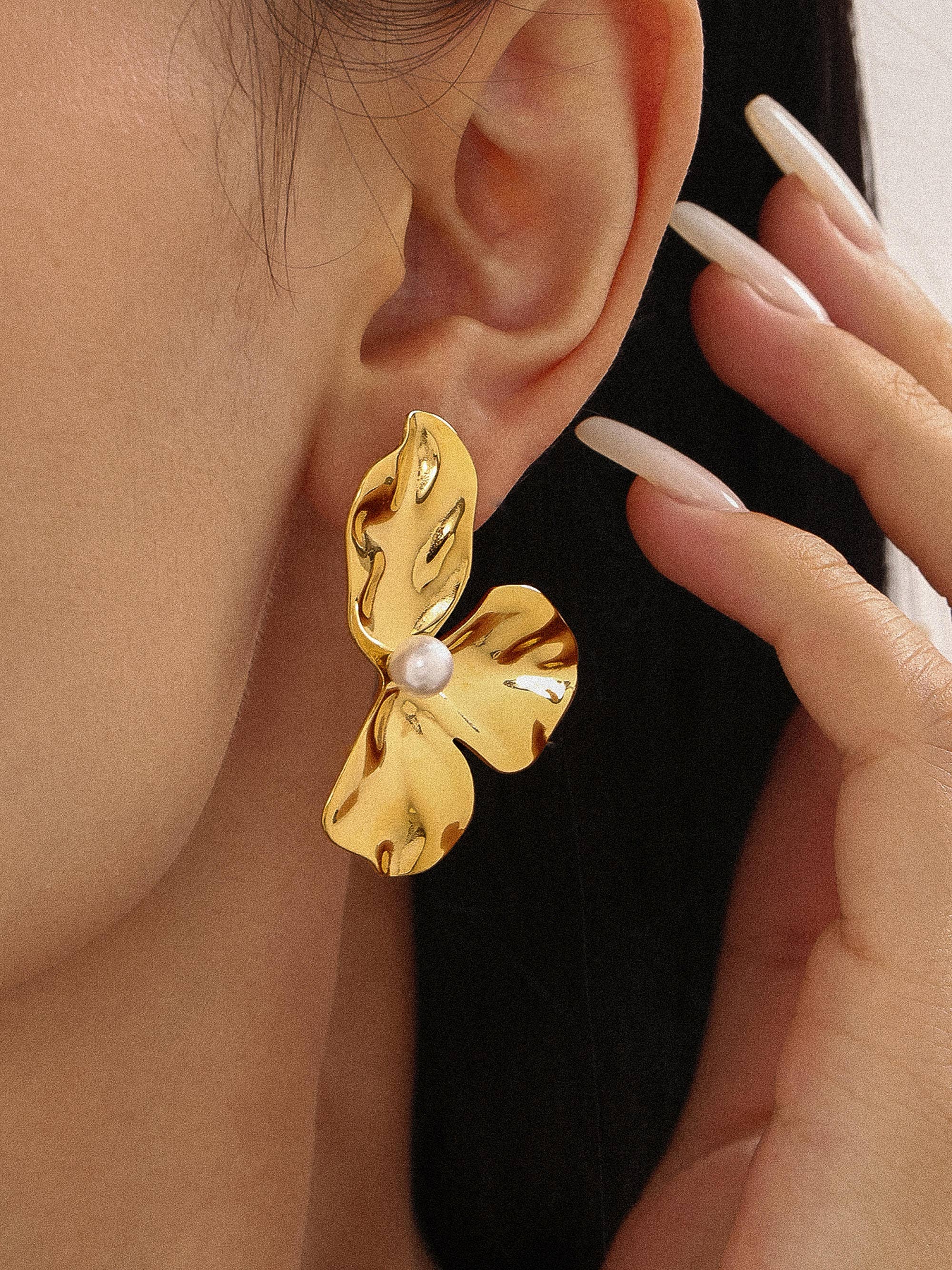 Gelbgold Vintessa 18K Gold Nicht-Anlaufende Blumen-Ohrringe mit Muschelperlen für den Großhandel auf Faire1