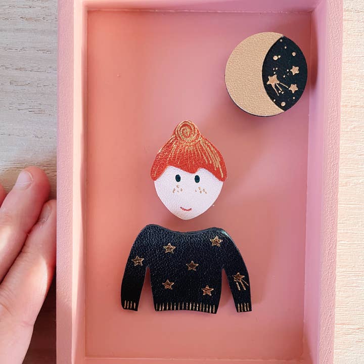 du vent dans mes valises – Engroshandel Broche – Håndlavet sød nattebroche med stjernebesat halvmåne i genanvendt læder3