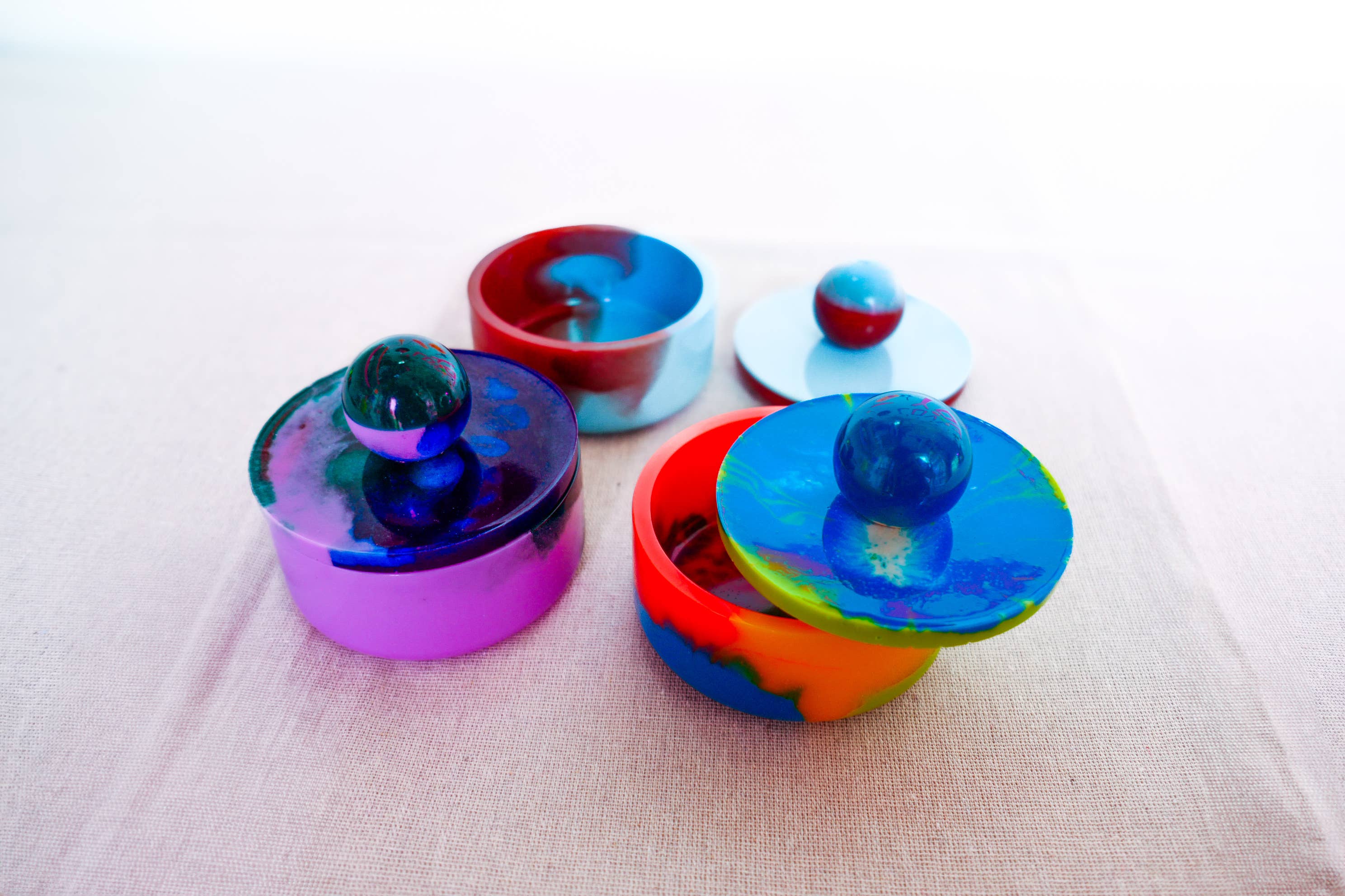 Resin at the Disco - Venta al por mayor Bandejas/platos/boles decorativos - Recipiente Rosie con tapa7