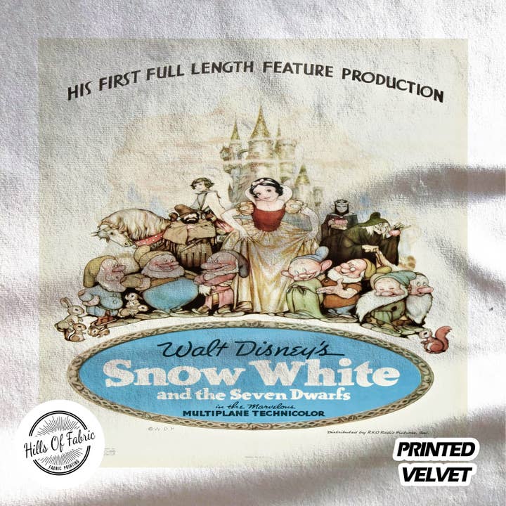 Stoffpaneel „Schneewittchen und die Severn Dwarfs“, bedruckt für den Großhandel von Hills Of Fabric