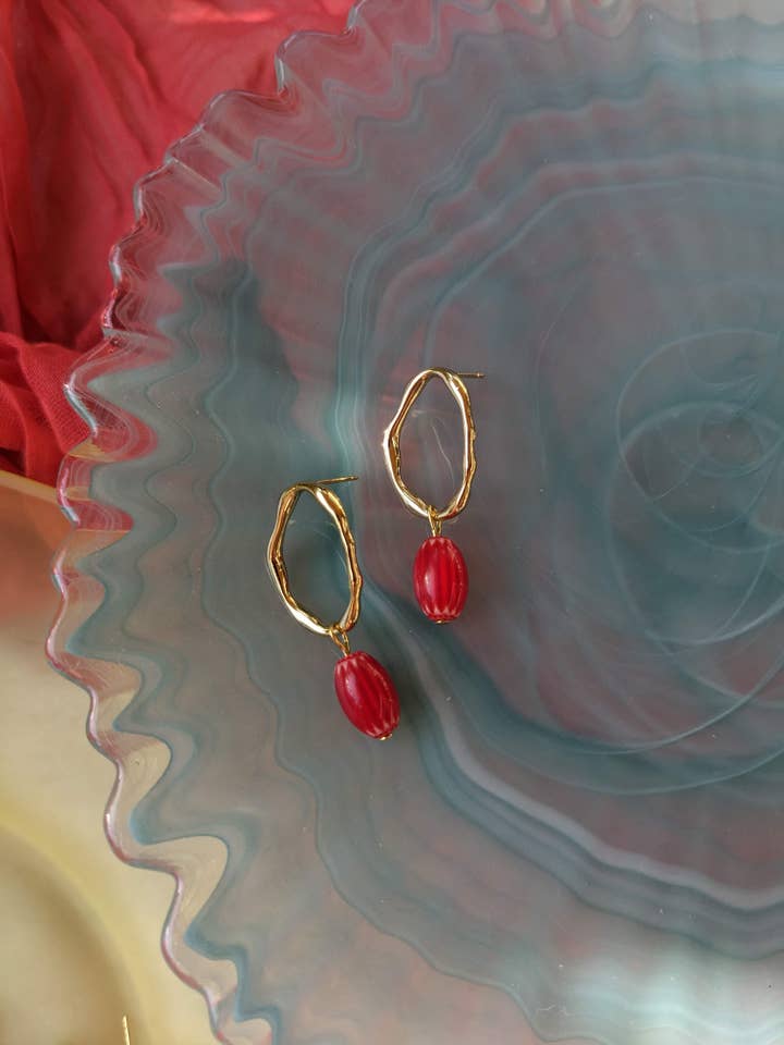 Brincos Barrocos Minimalistas com Contas Chevron Vermelhas Vintage por atacado de Crafty Archivist