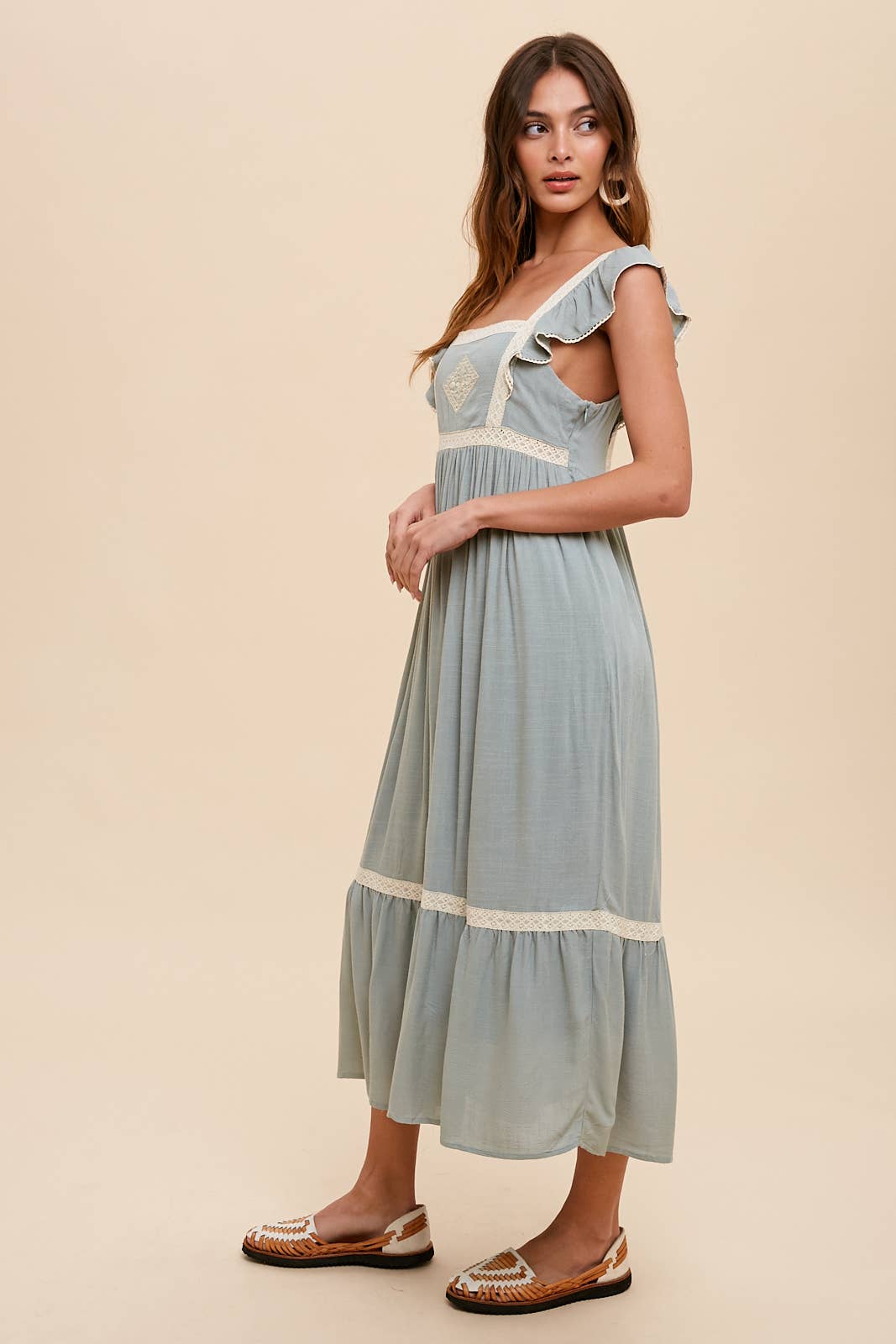 In Loom – Vestido - Mulher por atacado – Vestido avental com bordado e acabamento em renda4