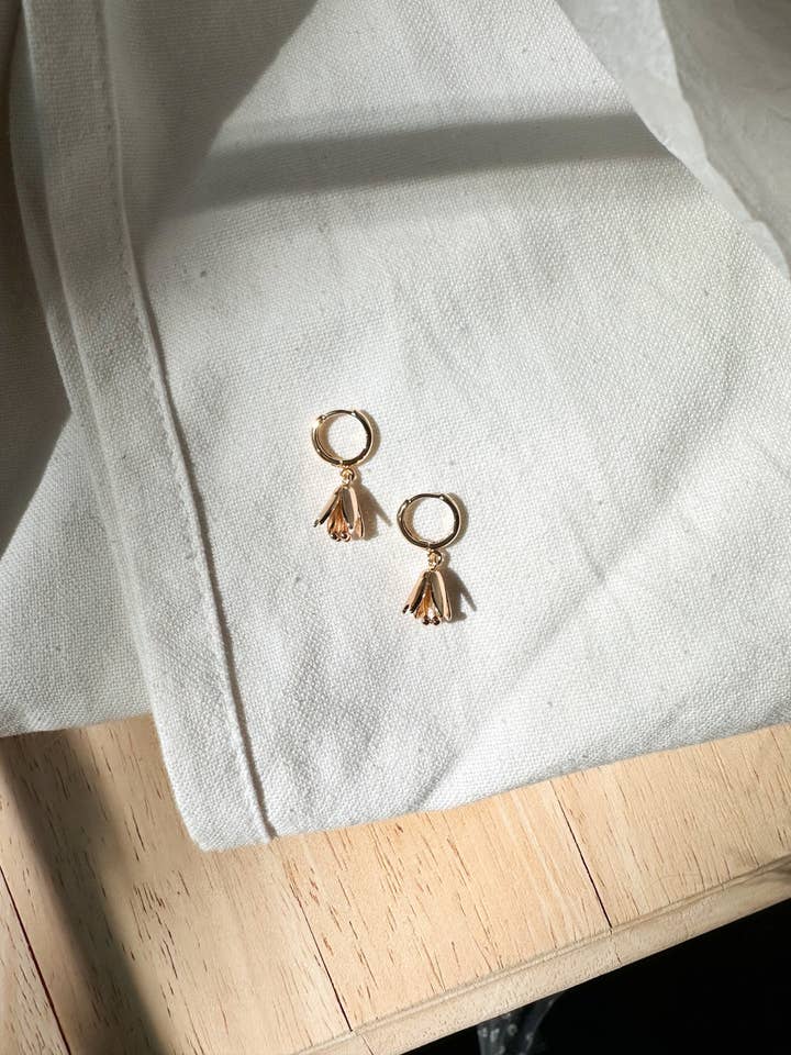 Boucles d’oreilles Lily en plaqué or 14 carats avec pendentifs fleurs pour la vente par The Little Earring Co.