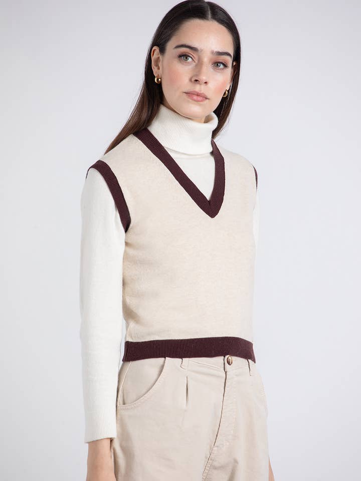 Bico Neckline Vest for wholesale by GUIMANOS