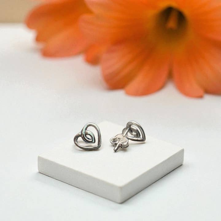 Boucles d'oreilles en argent sterling en forme de cœur Loop of Love pour la vente par The Green Gecko