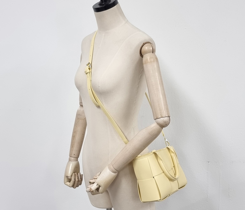 Comfortarians - Wholesale Tote Bag - Women's - Vegan Leather Tote/ woven Leather Bag2