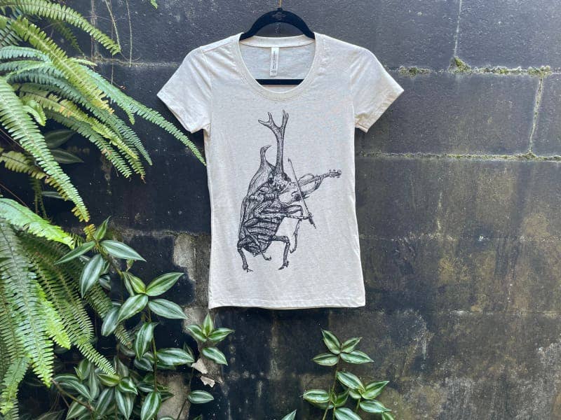 Dark Cycle Clothing - Venta al por mayor Camiseta serigrafiada - Mujer - Camisa para mujer Rhino Beetle tocando el violín