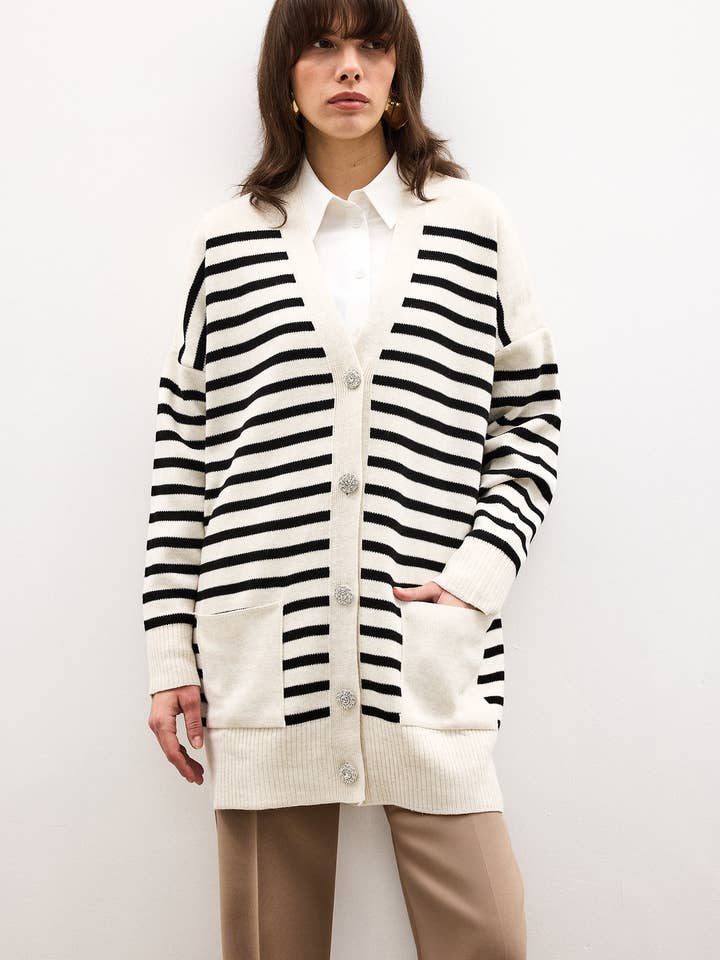 GILET TRICOTÉ OVERSIZE DÉTAILLÉ AVEC POCHES pour la vente par Touché Privé