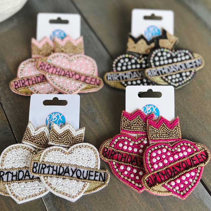 Pendants d'oreilles Birthday Queen avec perles et perles de pour la vente par OBX Prep
