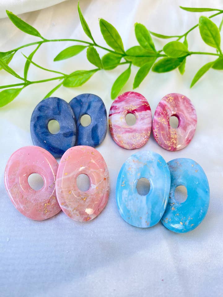 Clous ovales en marbre, boucles d'oreilles en pâte polymère pour la vente par Glitter and Glow Co