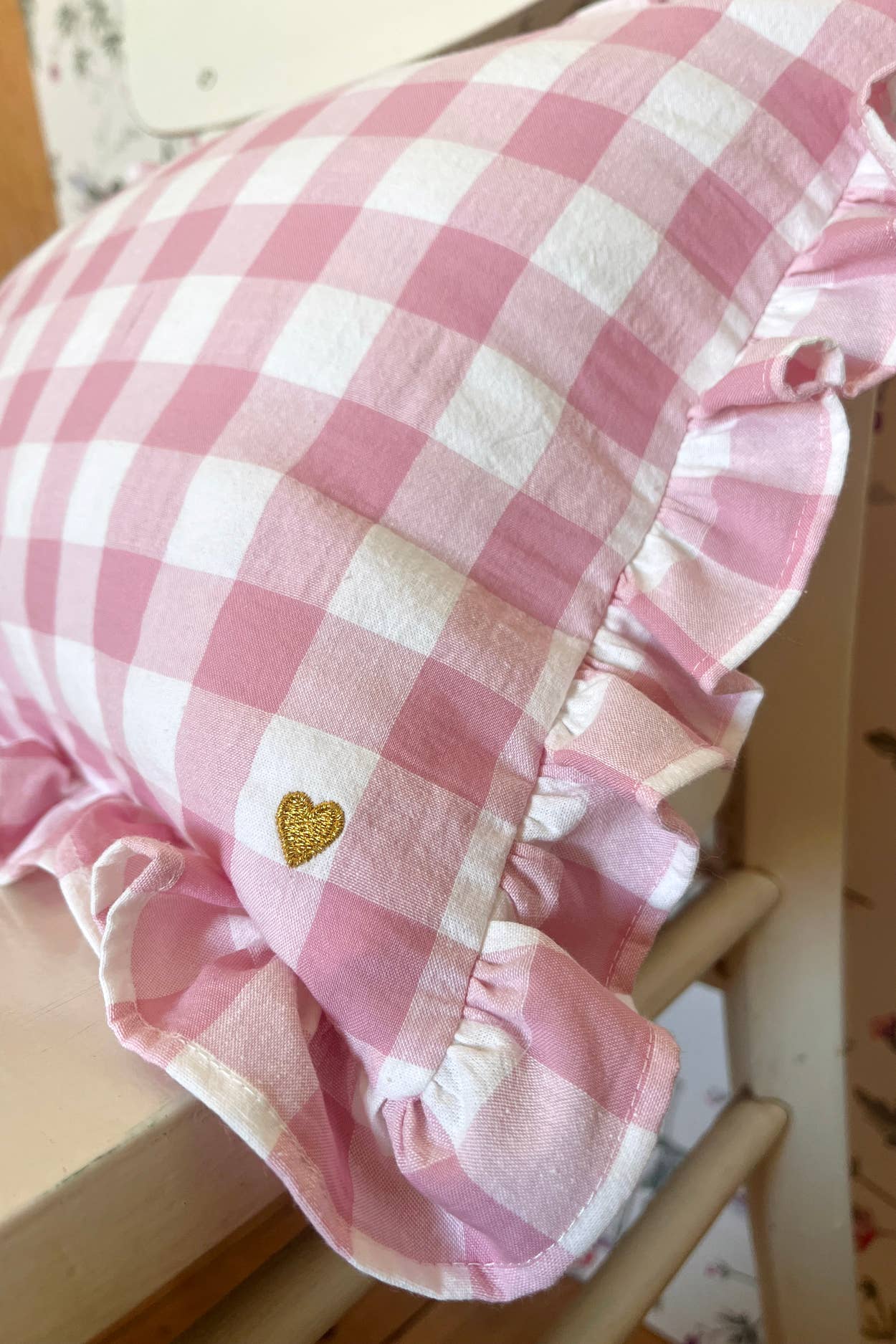 BARNABÉ AIME LE CAFÉ - Wholesale Decoratief kussen - Rechthoekig kussen in ruitstof met ruches en borduurwerk17