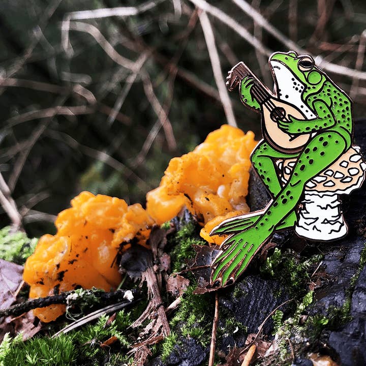 The Roving House - Wholesale Lapel Pin/Button - The Traveling Bard | Frog & Mushroom Enamel Pin2