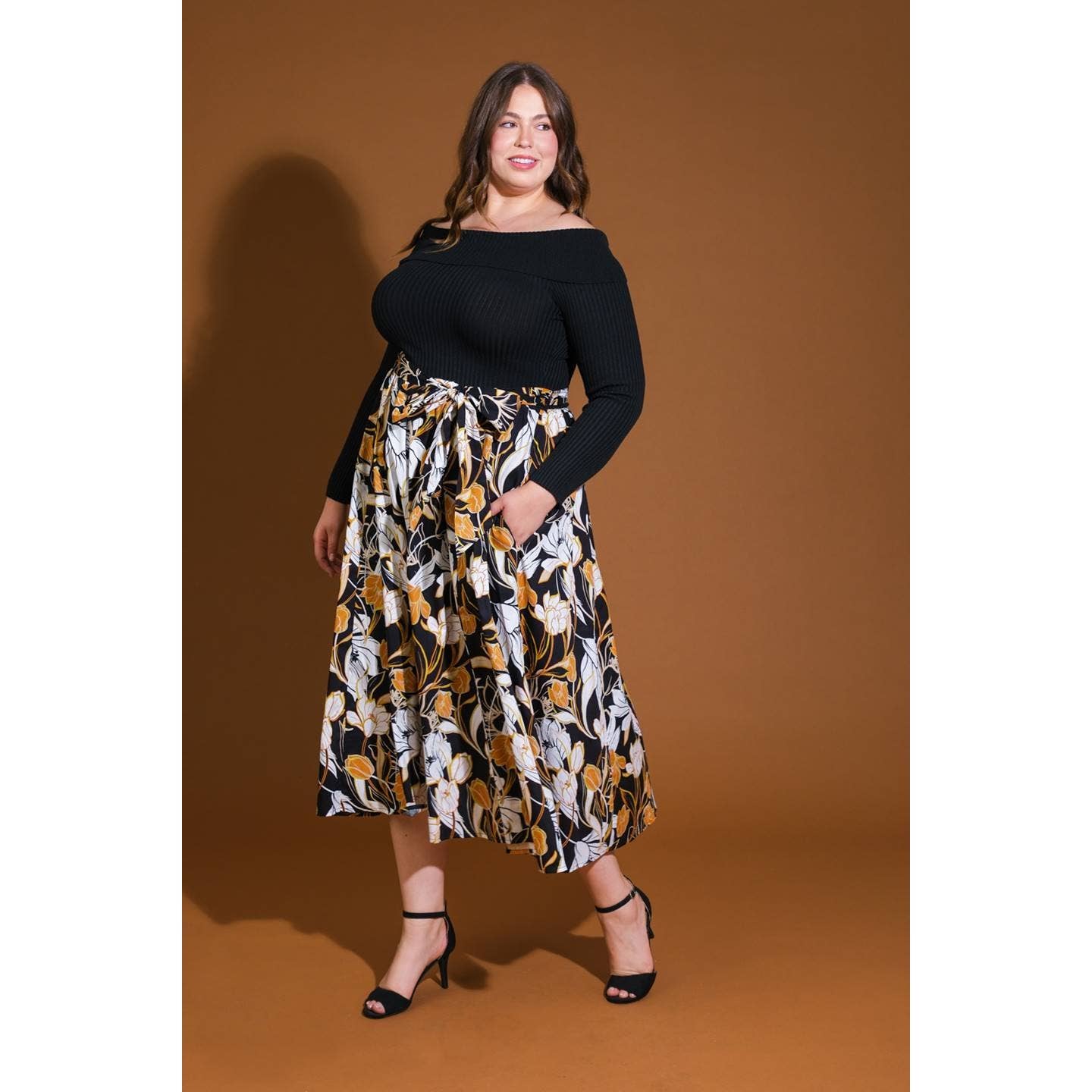 Svart PLUS SIZE KONTRAST RIBBSTICKAD TRÖJA MED BLOMMIG SLIPS M för wholesale på Faire2