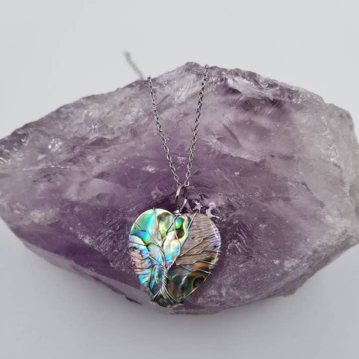 Collier Cœur en Coquille d'Ormeau avec Arbre de Vie en Fil de Fer pour la vente par magnolia jewelry