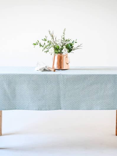 Blå prickig bordsduk för wholesale av Galley and Fen