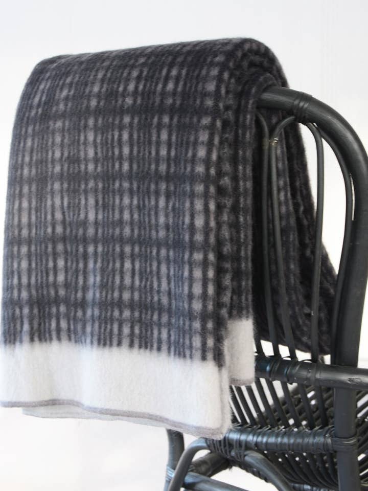 Plaid Darling lambswool grigio/nero/grigio chiaro per la vendita all'ingrosso da parte di Sofie Sjöström Design