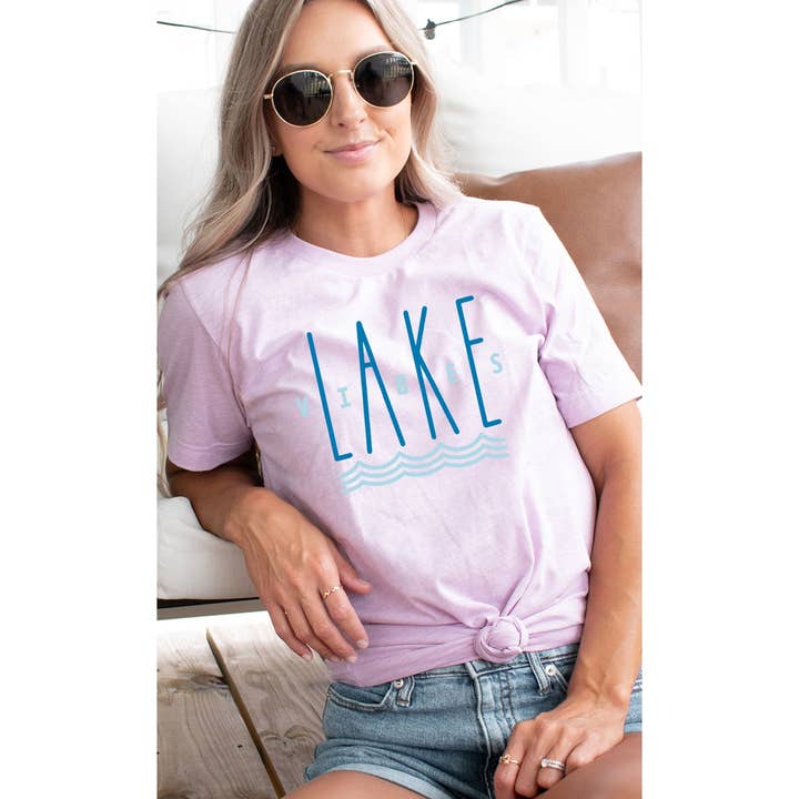 Kissed Apparel - Vente T-shirt sérigraphié – femme - T-shirt graphique d'été Lake Vibes2