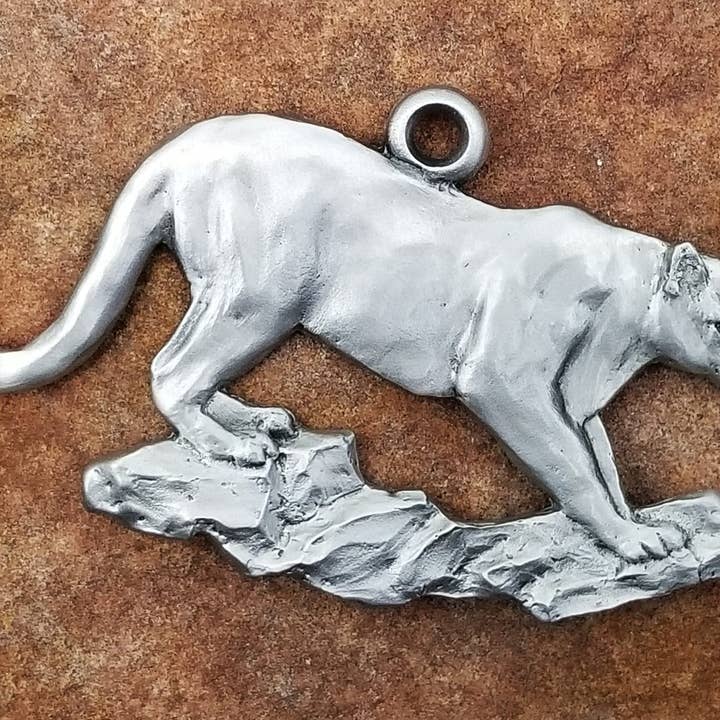 Décoration en étain représentant un lion de montagne et une figurine artistique de couguar pour la vente par Schumann Sculpture