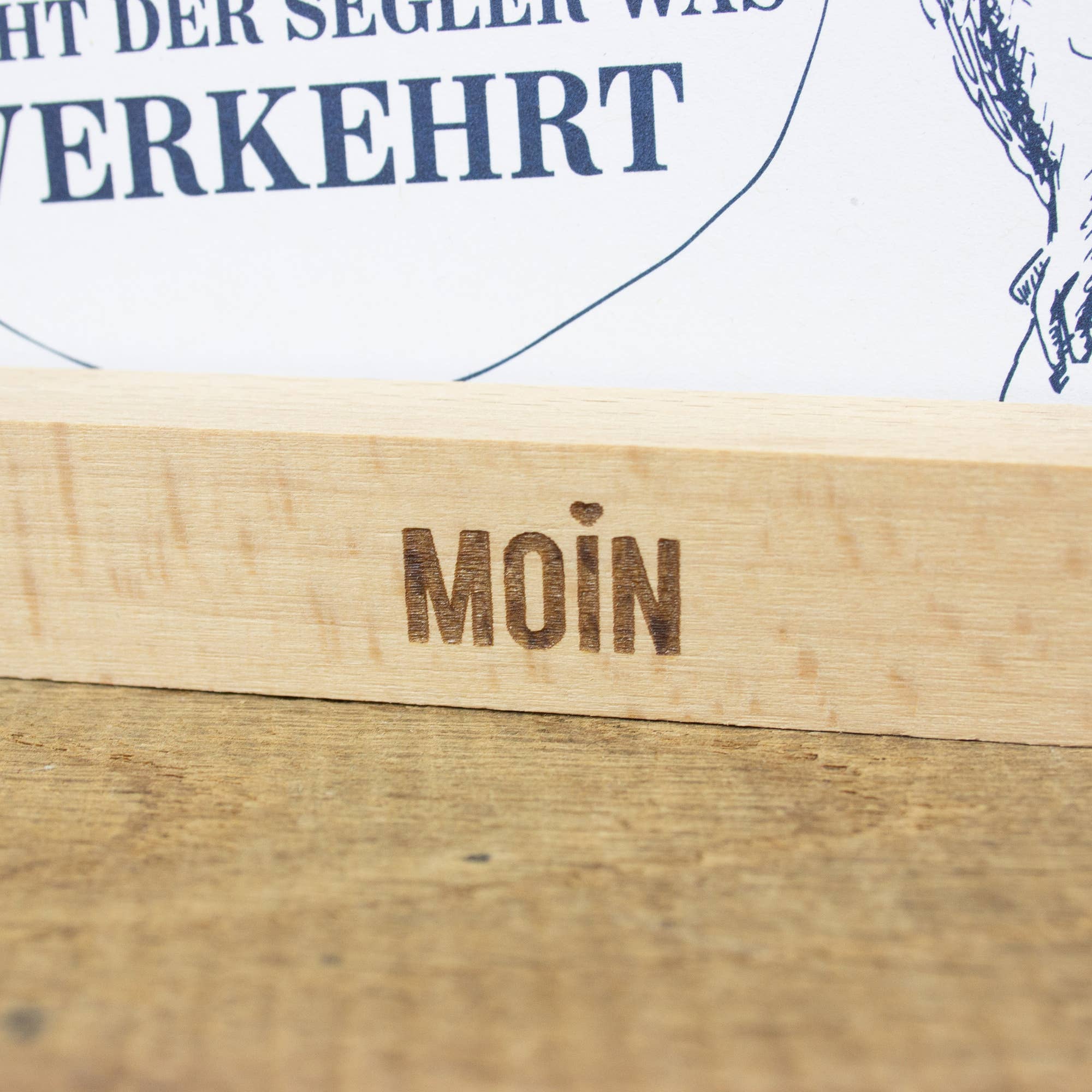 Bow & Hummingbird – wholesale Dekorativ statyett – Kortställ Moin tillverkat av hållbart bokträ1